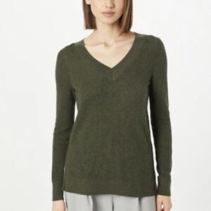 GAP - Olive Green V-Neck Women's Sweater Size Medium